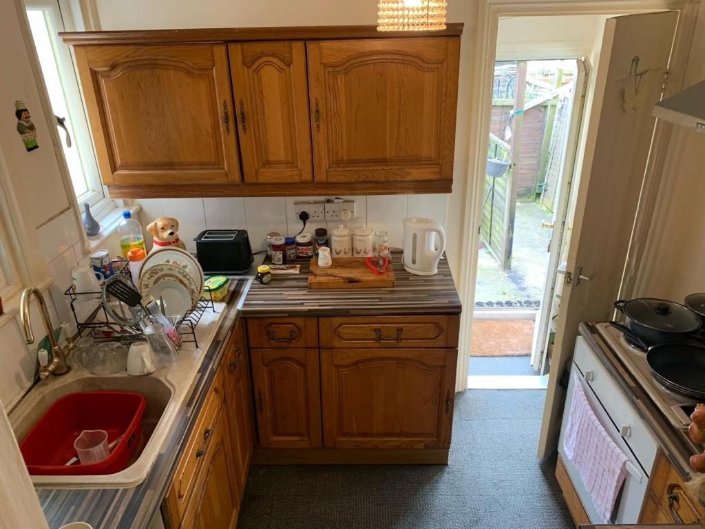 Lot: 33 - FREEHOLD BLOCK FOR INVESTMENT - Lower ground floor kitchen
